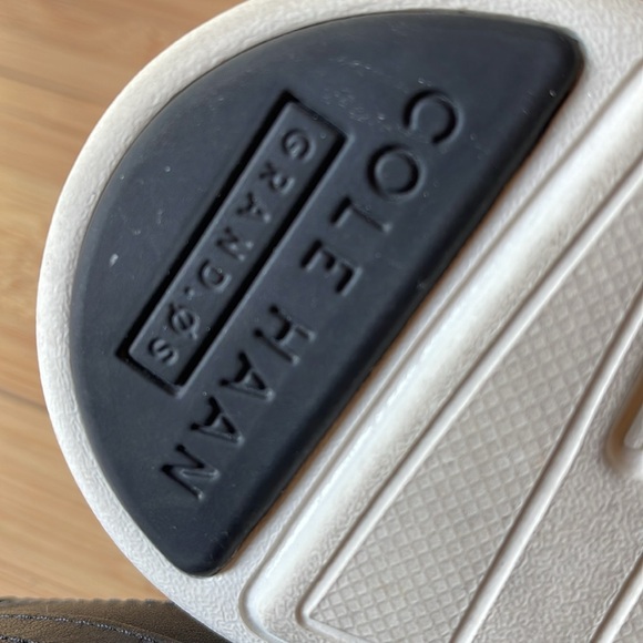 Cole Haan Men's Original Grand Shortwing Oxford Shoe, Black/White, size 10 1/2 M - Picture 8 of 11